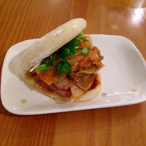 Pãozinho Bun recheado de kimchi, pancetta e cebolinha é ótima opção de entrada no 2nd Floor Noodle Bar.